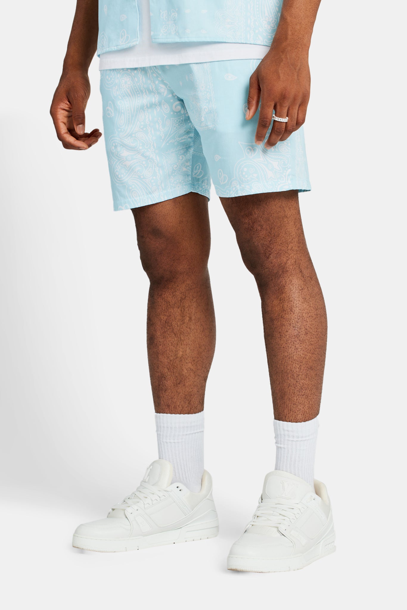 Shorts mit Bandana-Print - Hellblau